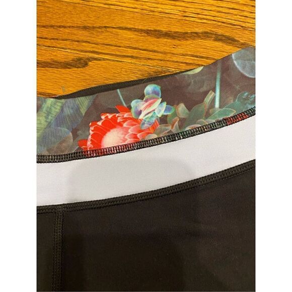 Lululemon Floral Waistband HTF Boogie/Groove Shorts size 6 - Picture 2 of 5